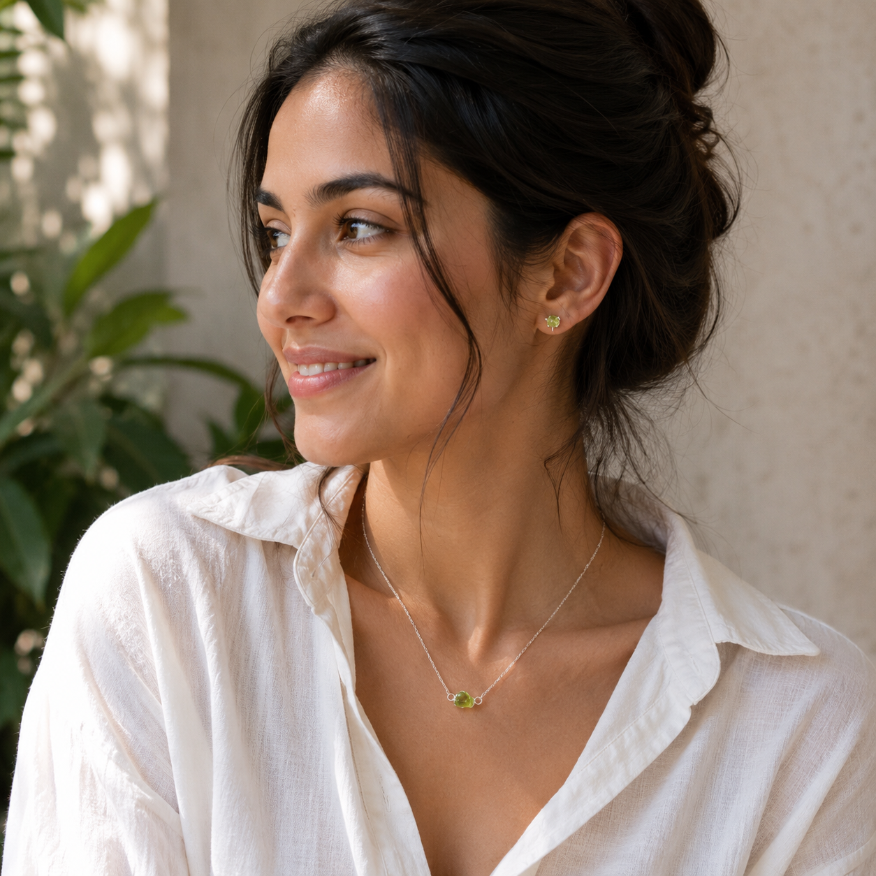 Woman wearing a necklace with a Peridot Sets in 925 Silver